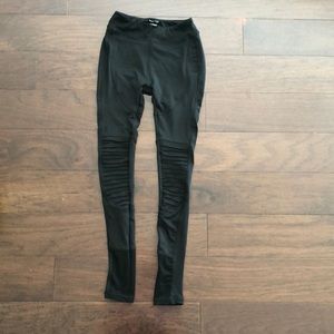 Black workout leggings w/ cool texture S